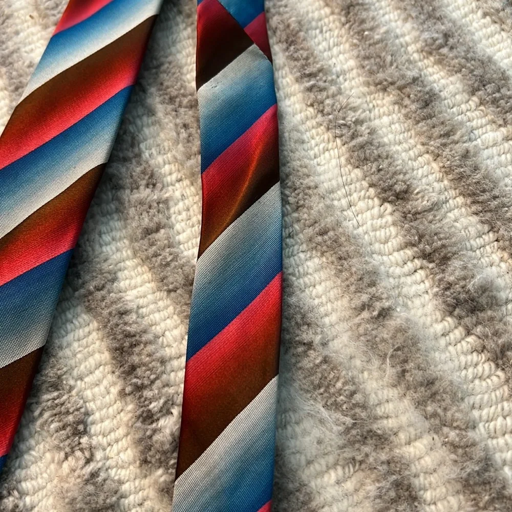 Gradient Stripe Tie - Picture 4 of 12